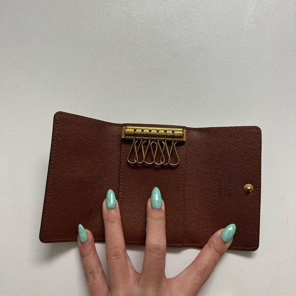 Louis Vuitton 6 Key Holder - Picture 4 of 7